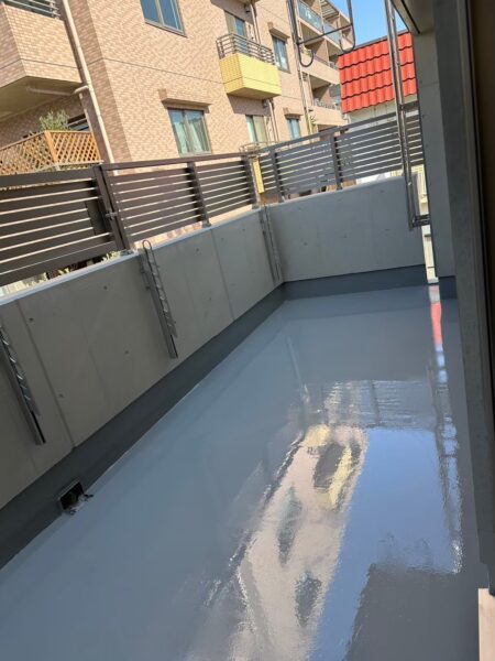 川崎市にて防水工事〈消防署バルコニーのウレタン塗膜防水工事〉の施工後写真